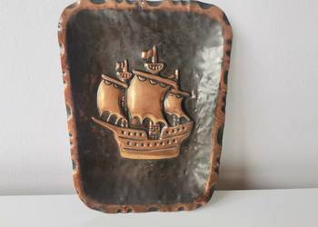 Stary miedziany talerz Żaglowiec, metaloplastyka design PRL