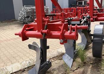 Polski pług Orlik o 5 skibach DEMAROL, równa praca w polu