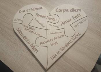 Drewniane serce łacińskie sentencje