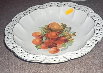 Patera z owocami, z ażurem. Sygnatura numeryczna.   Biała Patera z owocami, z ażurem. Sygnatura numeryczna.   Biała