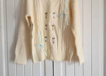 Uroczy sweter z haftowanymi kwiatkami i wstążkami r.M . VINTED/OLX Uroczy sweter z haftowanymi kwiatkami i wstążkami r.M . VINTED/OLX