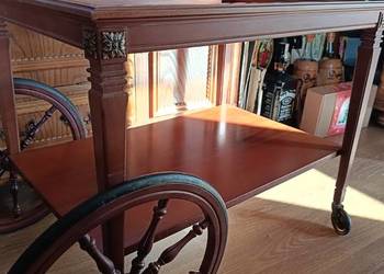 Stary barek na kółkach z grubym dymionym szkłem