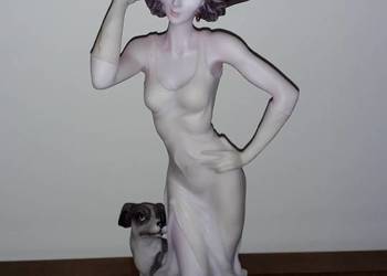 Figurka figura dama z psem porcelana biskwitowa sygnowana