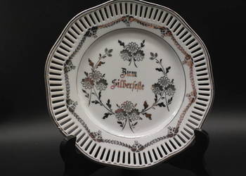Porcelanowy talerz kolekcjonerski, ozdobny z ażurowymi brzegami.