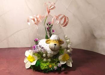 Stroik wielkanocny z barankiem w akrylowym jajku