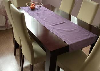 Stół z 6 krzesłami.