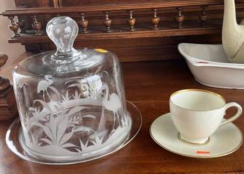 Pojemnik do zabezpieczania jedzenia. Szklana kopuła na talerzu szklanym.  S