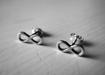 Subtelne kolczyki srebro 925 znak nieskończoności