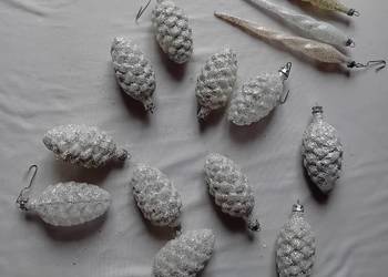 Zestaw 14 srebrnych bombek choinkowych z brokatem. sp. Millenium Kalisz.