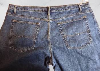 Nowe spodnie Jeans i używany t-shirt dla puszystego pana.