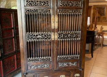 Orientalna, ręcznie rzeźbiona szafa – masywna, wyjątkowy egzemplarz