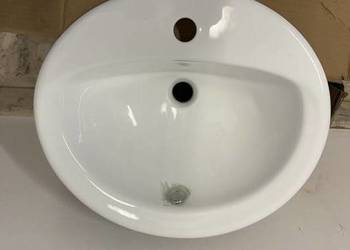 Ceramiczna umywalka wpuszczana w blat o wymiarach ok. 53x46cm