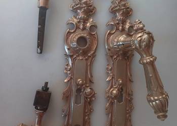 Mosiężne klamki i szyldy pałacowe.