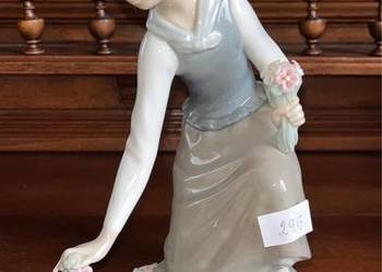 Figurka. Dziewczyna zrywająca kwiaty. Lladro. Spain.  Cena 295 zł. Za jedną