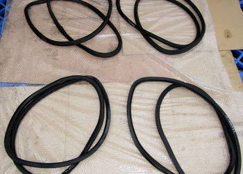 USZCZELKA DRZWI SKODA OCTAVIA II LIFT.HATCHBACK 1Z0867365F,1Z5867367H