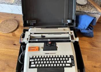 Maszyna do pisania Olivetti 'Lexikon 82' electric portable typewriter