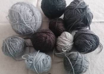 Włóczka w kolorze szarości od jasnej do ciemnej waga 30dkg.Zestaw 5