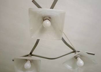 Nowoczesna lampa sufitowa (żyrandol) z 3 szklanymi kloszami.