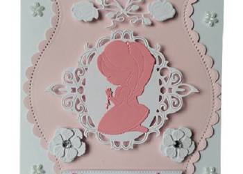 ZAPROSZENIA KOMUNIA DZIEWCZYNKA KLĘCZĄCA W RAMCE Z KORONKĄ – K4 – RÓŻ – BIE ZAPROSZENIA KOMUNIA DZIEWCZYNKA KLĘCZĄCA W RAMCE Z KORONKĄ – K4 – RÓŻ – BIE