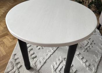 Sprzedam stolik wykonany z naturalnej sosny.