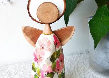 Anioł w sukience w różowe kwiatki.