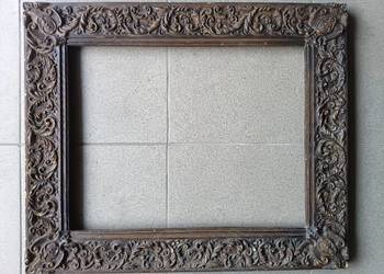 Zabytkowa drewniana rama o bogato rzeźbionym wzorze roślinnym