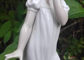 DUŻA FIGURKA NAO OD LLADRO 
„DZIEWCZYNKA ZIEWAJĄCA "
WYSOKOŚĆ 29 cm 
PROJ.J