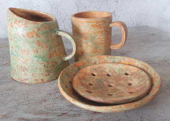 Zestaw naczyń ceramicznych ręcznie wykonanych.