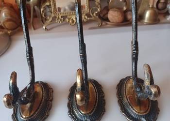 Trzy piękne, duże, mosiężne wieszaki.