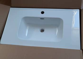 Umywalka ceramiczna biała naszafkowa.