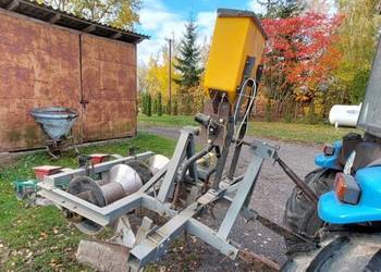 Siewnik z formownicą i podsiewaczem nawozu Siewnik z formownicą i podsiewaczem nawozu