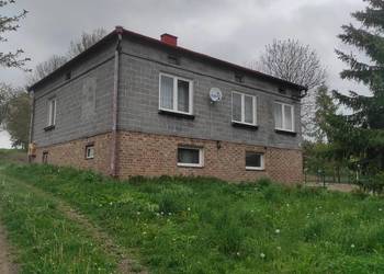 Dom, budynki gospodarcze, pole uprawne.