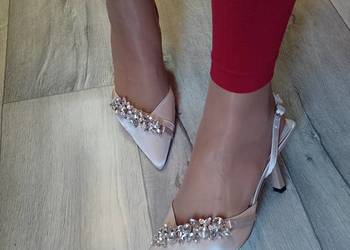 (39) Beżowe, bogato zdobione czółenka wieczorowe z odkrytą piętą, NOWE