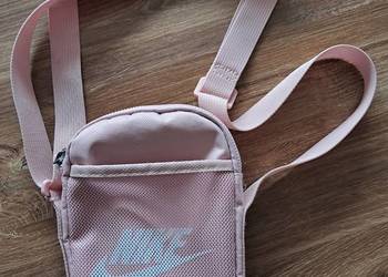 saszetka nike w kolorze pudrowy róż stan bdb-