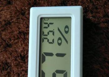 Miernik wilgotności i temperatury.