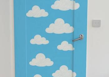 Ręcznie malowane drzwi dziecięce – niebieski baby blue z chmurkami