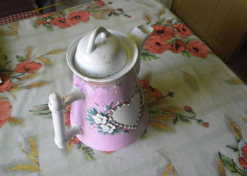 Dzbanek porcelanowy z serduszkami.