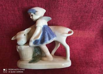 Figurka dziewczynki z krówką. Figurka dziewczynki z krówką.