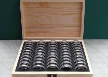 Skrzyneczka numizmatyczna z 50 monetami.