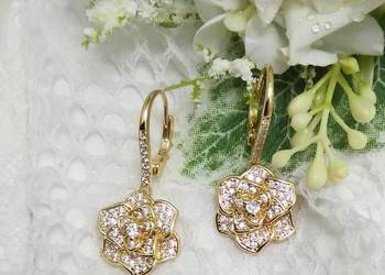 Złote kolczyki ze stali chirurgicznej celebrytka róża z cyrkoniami