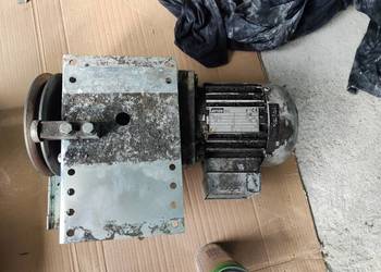 Motoreduktor 400V Lenze prosty kołnierzowy 0,37kW 56 obr/min 62NM + szajba