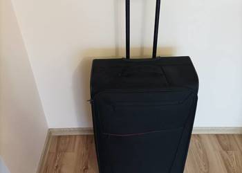 Duża walizka podróżna na kółkach