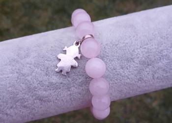 Bransoletka damska z Kwarcu różowego z zawieszką srebrną dziewczynką