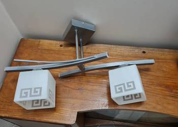 Żyrandol dwie lampy. E27 duży gwint. Ładnie zdobiony.