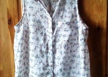 Bluzka  w kwiaty zapinana na guzki z kołnierzykiem. Sinsay r