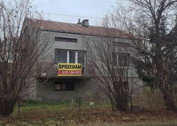 Siedlisko z domem i budynkami gospodarczymi.