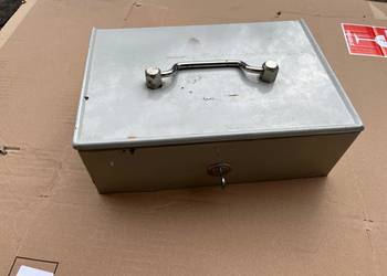 Kasetka stalowa Metalkas z zamkiem i kluczykiem 30 × 20 × 10 cm – sprawna