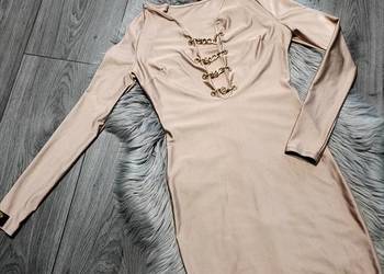 Sukienka beżowa złote łańcuszki