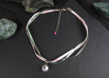 Naszyjnik choker z miętowej i różowej wstążki z dzwoneczkiem