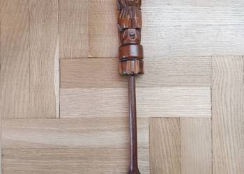 Łyżka dekoracyjna z drewna.